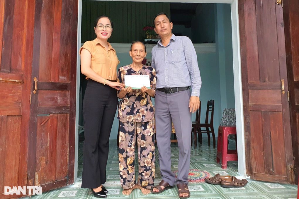 Báo Dân trí tặng quà tri ân gia đình người có công ở miền Trung, Tây Nguyên - 3 Báo Dân trí tặng quà tri ân gia đình người có công ở miền Trung, Tây Nguyên - 3