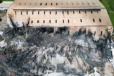 Tan hoang nhà xưởng rộng cả nghìn m2 bị "bà hỏa" thiêu rụi