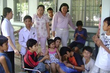 Cậu bé bị hành hạ như thời trung cổ chuyển về nhà mới