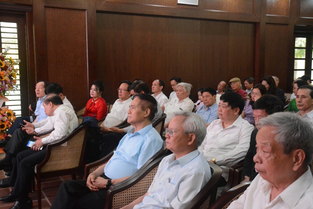Nhà văn Nguyễn Thế Kỷ viết về Bác Hồ: Ấp ủ 20 năm, lạc rang luôn ở trên bàn - 1 Nhà văn Nguyễn Thế Kỷ viết về Bác Hồ: Ấp ủ 20 năm, lạc rang luôn ở trên bàn - 1
