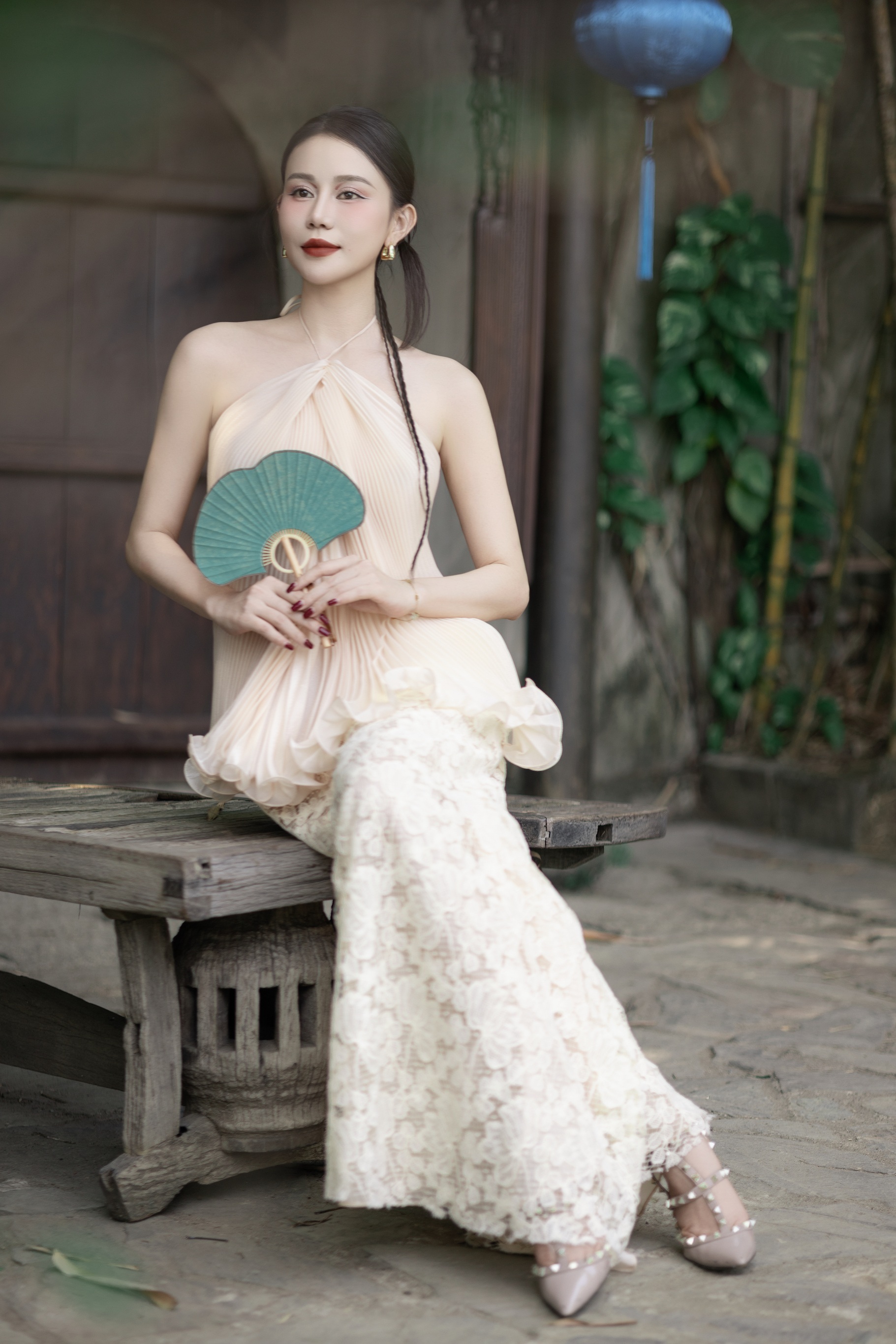 Cao Thuy Trang, ao dai ve ao yem ile figürünü sergileyen bir bahar hanımına dönüşüyor - 2 Cao Thùy Trang hóa nàng xuân khoe dáng với áo dài, áo yếm - 2