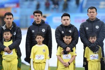 Ban tổ chức Siêu cúp xin lỗi gia đình cầu thủ nhí không mặc áo ấm