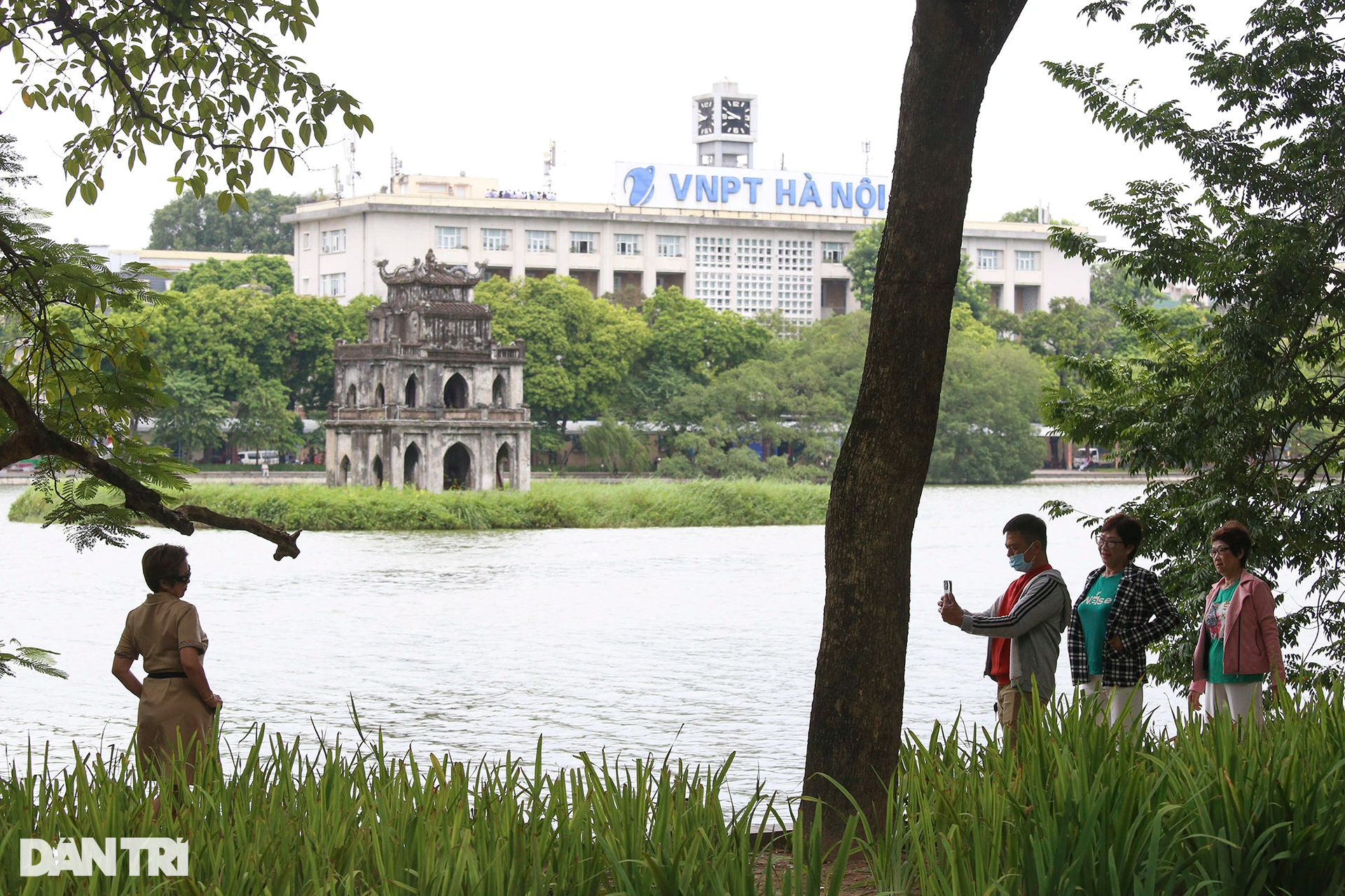 Gió lạnh tràn về, người Hà Nội mặc áo lông ra đường - 12 Gió lạnh tràn về, người Hà Nội mặc áo lông ra đường - 12