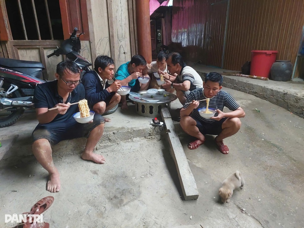 Chuyện về người dẫn đường đi xuyên tâm lũ ở Nghệ An - 5 Chuyện về người dẫn đường đi xuyên tâm lũ ở Nghệ An - 5