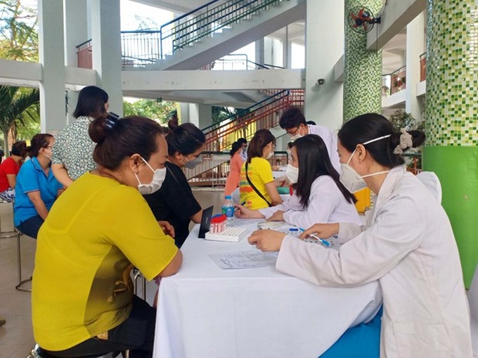 Nhân viên y tế tư vấn, khám sức khoẻ cho người dân. Ảnh minh hoạ.