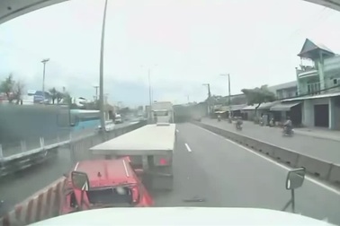 Ô tô con bị đẩy vào thế "kẹp chả" giữa hai xe container: Có cách nào tránh?