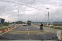 Ô tô dừng đột ngột trước đèn xanh, tài xế xe sau né "bằng cả tính mạng"