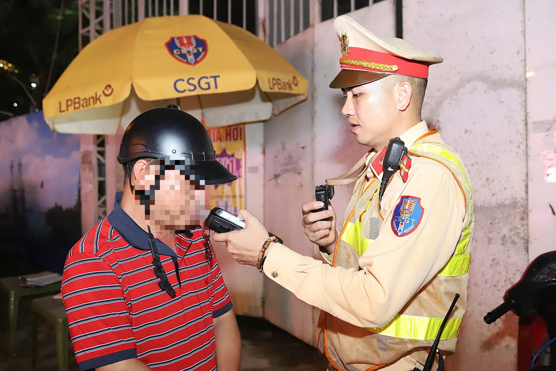 CSGT Hà Nội vào tận quán nhậu khuyên tài xế đã nhậu là không lái xe - 8 CSGT Hà Nội vào tận quán nhậu khuyên tài xế đã nhậu là không lái xe - 8