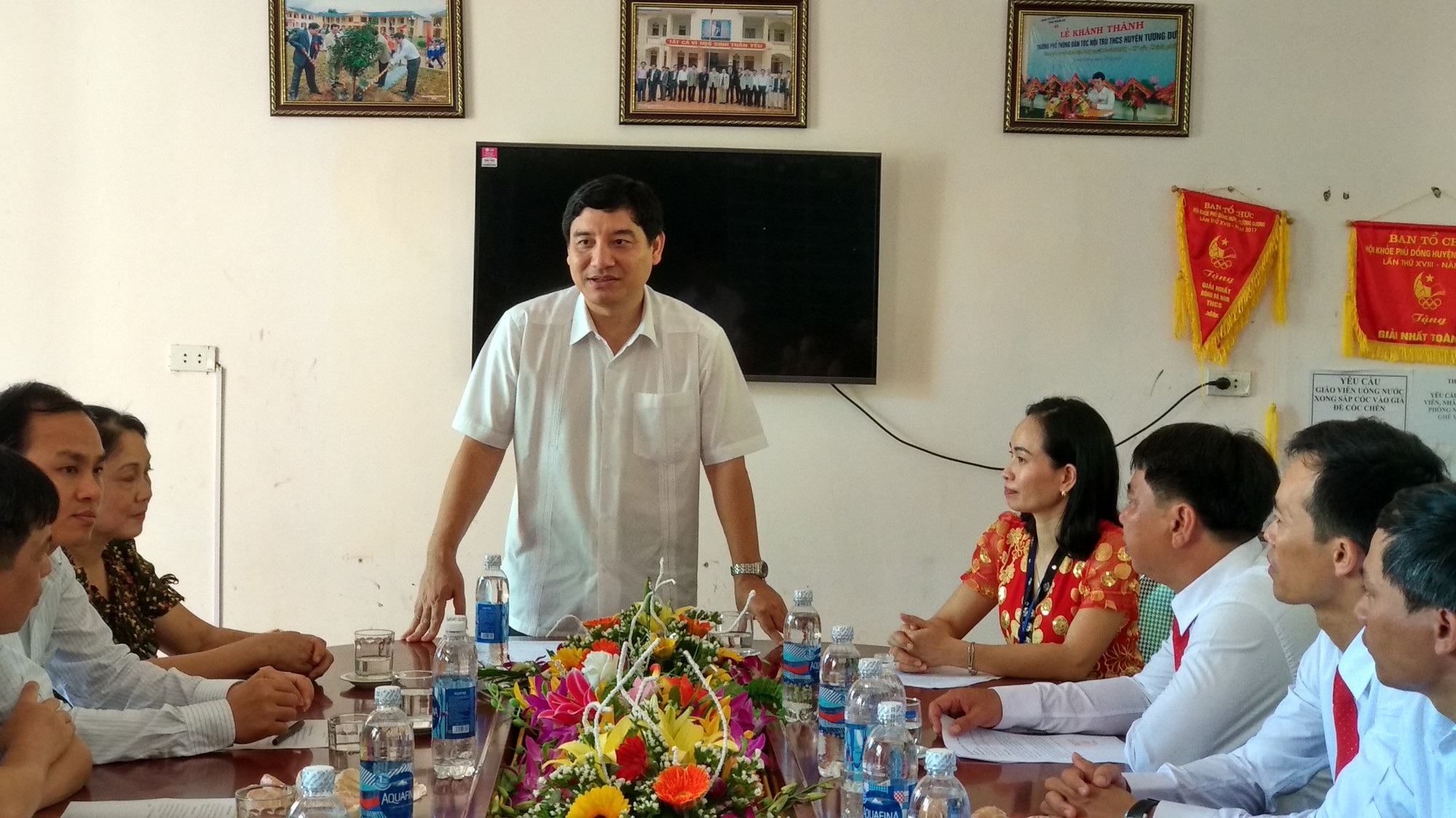 “Không chạy đua thành tích, hãy đảm bảo chế độ cho học sinh”