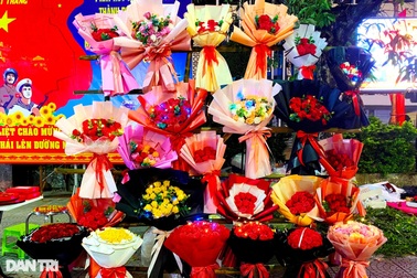 Đường phố ngập tràn hoa hồng và socola lễ Valentine