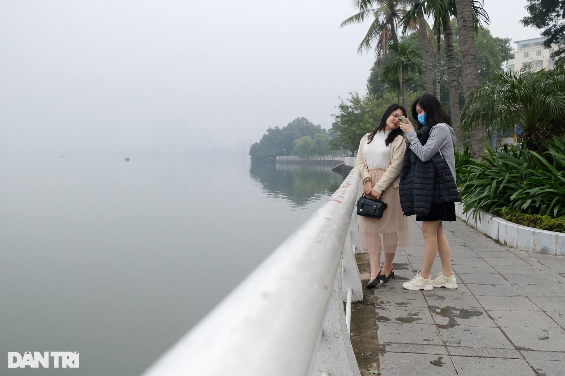 Mưa rét, sương mù bao phủ dày đặc Hà Nội ngày cuối tuần - 8 Mưa rét, sương mù bao phủ dày đặc Hà Nội ngày cuối tuần - 8