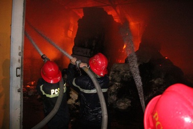 Điều xe robot tới dập đám cháy ở công ty vải sợi rộng hàng ngàn m2