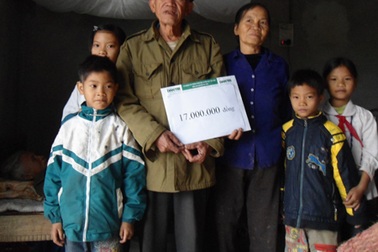 Quà nhân ái đến với bà Phạm Thị Oanh