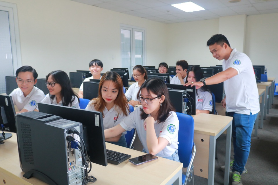 ĐH Luật TPHCM: Sinh viên nộp chứng chỉ tin học, được nhận ngay 1 triệu đồng - 1 ĐH Luật TPHCM: Sinh viên nộp chứng chỉ tin học, được nhận ngay 1 triệu đồng - 1