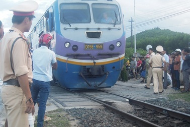 Tàu hỏa đẩy xe ben trượt dài trăm mét, đường sắt Bắc - Nam tê liệt
