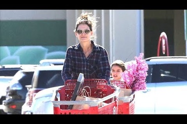 Katie Holmes và con đi siêu thị