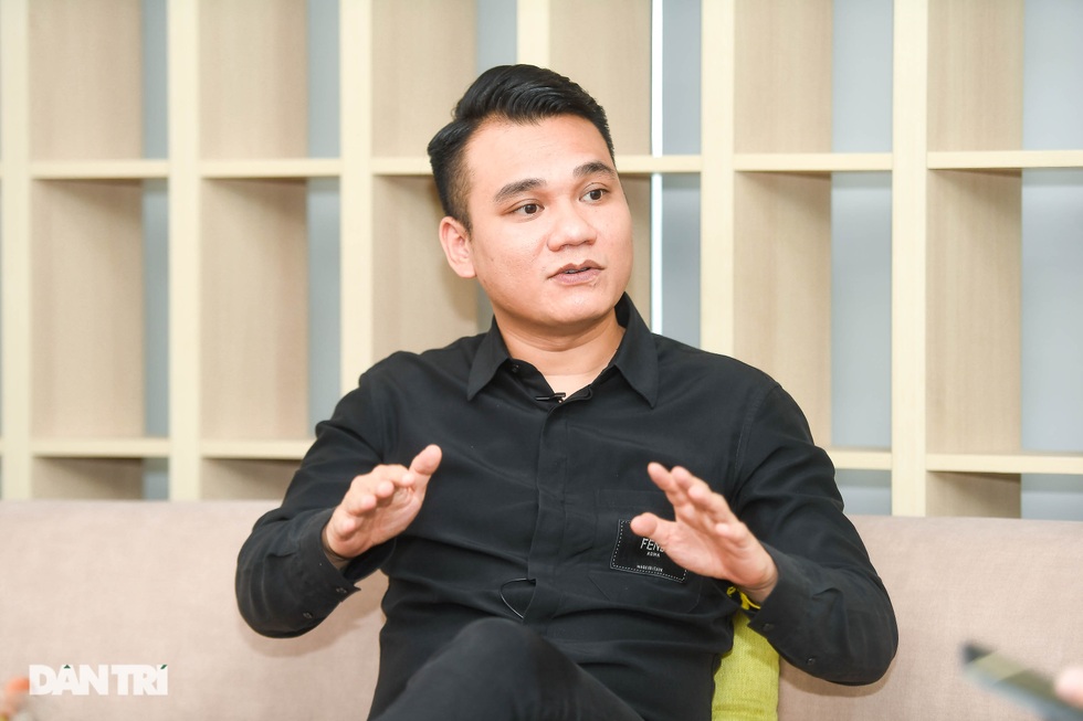 Khắc Việt: Từ quá khứ ăn mì tôm sống chạy show đến ông trùm bất động sản - 1 Khắc Việt: Từ quá khứ ăn mì tôm sống chạy show đến ông trùm bất động sản - 1