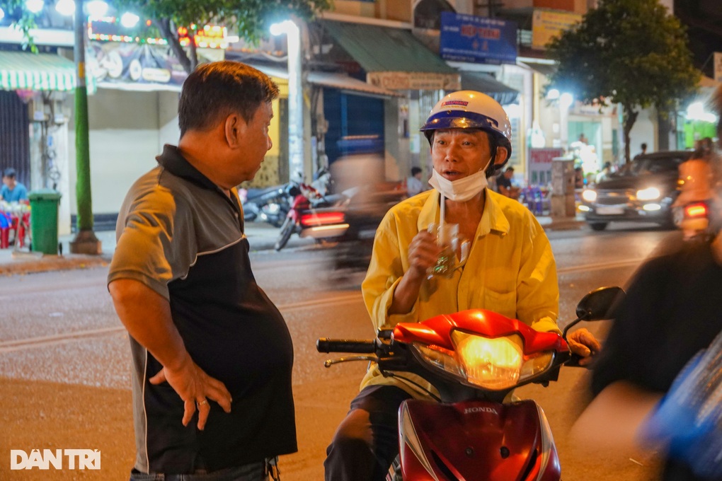 Ông chủ xe nước sâm lạ lùng chỉ lo... bán hết hàng - 5 Ông chủ xe nước sâm lạ lùng chỉ lo... bán hết hàng - 5