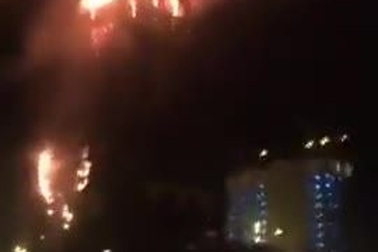 Tòa nhà 88 tầng xây sắp xong bất ngờ bốc cháy ngùn ngụt