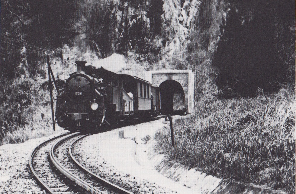 Tuyến đường sắt răng cưa huyền thoại nối cao nguyên với biển cả - 7