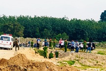 Tìm tung tích người đàn ông chết cháy đen dưới hố công trình