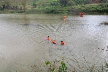 Hơn 5 giờ nỗ lực tìm kiếm người đàn ông mất tích ở đập nước