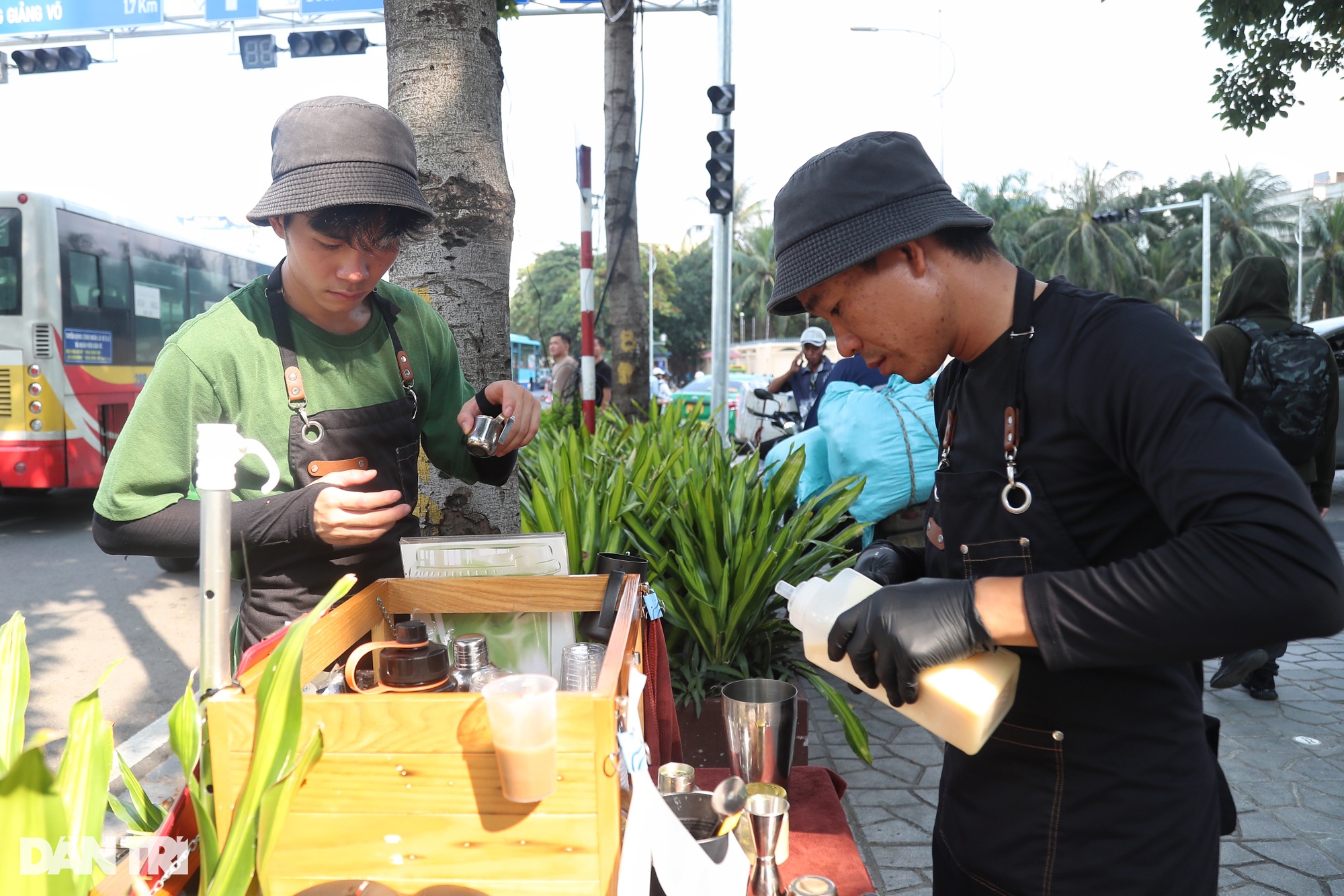 Vỡ nợ, ông chủ 4 quán cafe hồi sinh với xe cafe bán giá bằng 1/3 bát phở - 5 Vỡ nợ, ông chủ 4 quán cafe hồi sinh với xe cafe bán giá bằng 1/3 bát phở - 5