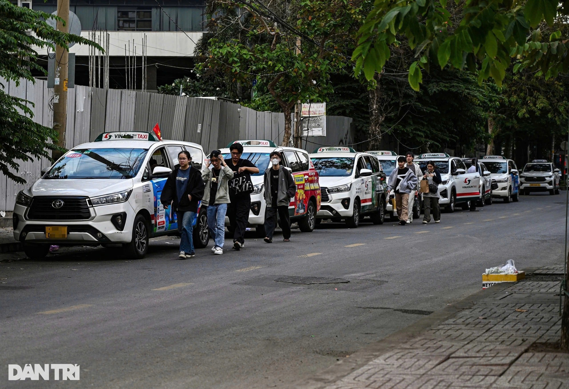 Taxi dừng đỗ tràn lan ở nhiều tuyến đường xung quanh sân bay Tân Sơn Nhất - 3