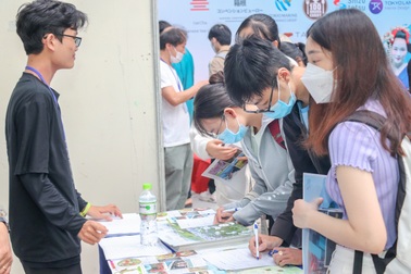 Tỷ lệ sinh viên ra trường có việc làm "đẹp như mơ": Tin nổi không?