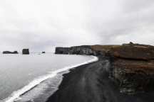 Bãi biển cát đen thui nổi tiếng nhất thế giới