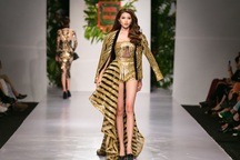 Chế Nguyễn Quỳnh Châu khoe vòng một gợi cảm trên sàn catwalk