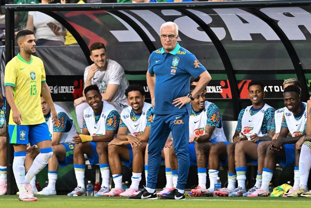 HLV đội tuyển Brazil đổi thái độ, khen Vinicius sau trận thắng Paraguay - 1 HLV đội tuyển Brazil đổi thái độ, khen Vinicius sau trận thắng Paraguay - 1