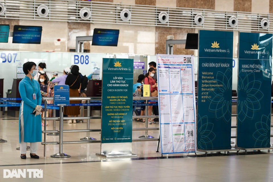 Trái với dự đoán, sân bay Nội Bài bất ngờ vắng khách do lo ngại dịch bệnh - 11 Trái với dự đoán, sân bay Nội Bài bất ngờ vắng khách do lo ngại dịch bệnh - 11
