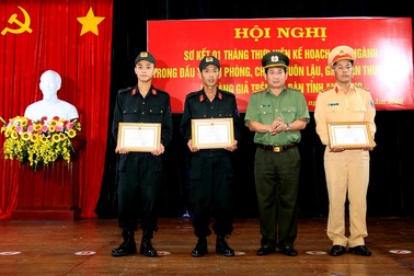 3 công an kịp thời cứu đôi vợ chồng bị chìm thuyền lúc nửa đêm