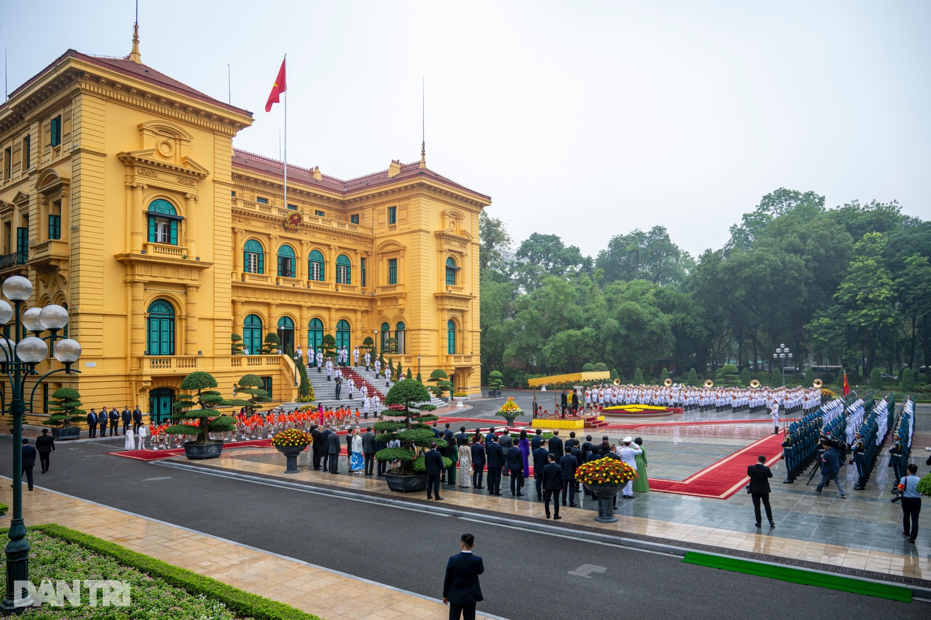 Trang trọng lễ đón Tổng thống Hungary thăm chính thức Việt Nam - 1 Trang trọng lễ đón Tổng thống Hungary thăm chính thức Việt Nam - 1