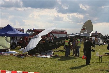 Đức: Máy bay trình diễn gây tai nạn, 39 người thương vong