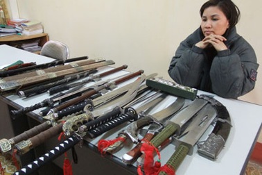 Xóa ổ hàng cấm trong chợ, thu hàng chục vũ khí các loại