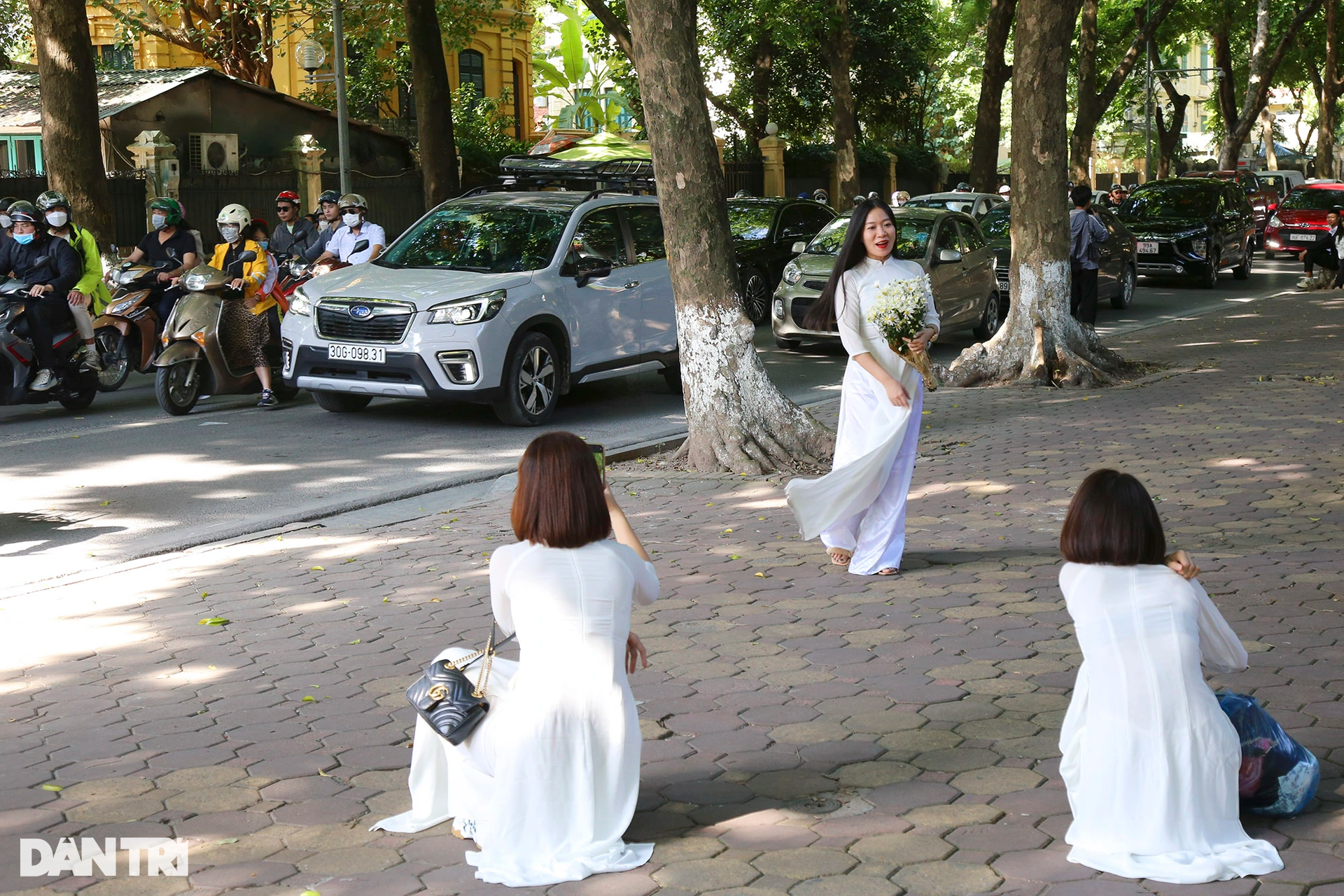 Đông nghịt người săn nắng mùa thu trên phố Phan Đình Phùng - 8 Đông nghịt người săn nắng mùa thu trên phố Phan Đình Phùng - 8