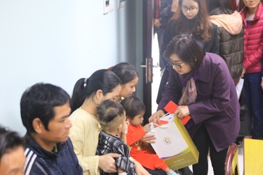 Tập đoàn GFS tặng quà cho các cháu bệnh nhân Nhi Trung ương và K Tân Triều