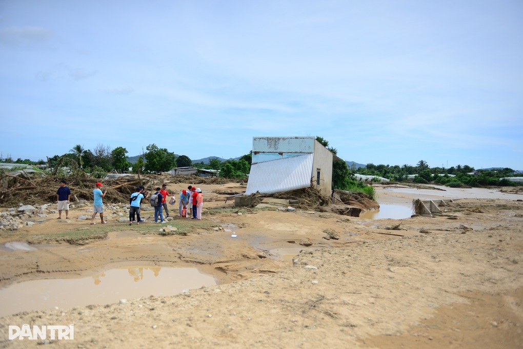 Chủ đầu tư vẫn chưa phá bỏ đập ngăn của hồ nước bị vỡ ở Lâm Đồng - 2 Chủ đầu tư vẫn chưa phá bỏ đập ngăn của hồ nước bị vỡ ở Lâm Đồng - 2