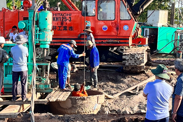 Vụ bé trai lọt xuống trụ bê tông: Công binh chuẩn bị kéo trụ lên