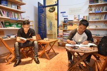 Thư viện miễn phí giữa Thủ đô: Khách tự chọn sách, đồ uống, hoa quả