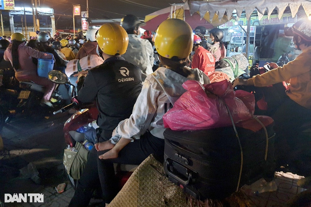 Bà bầu, trẻ nhỏ vật vã giữa dòng người ùn tắc ở cửa ngõ TPHCM trong đêm - 3 Bà bầu, trẻ nhỏ vật vã giữa dòng người ùn tắc ở cửa ngõ TPHCM trong đêm - 3