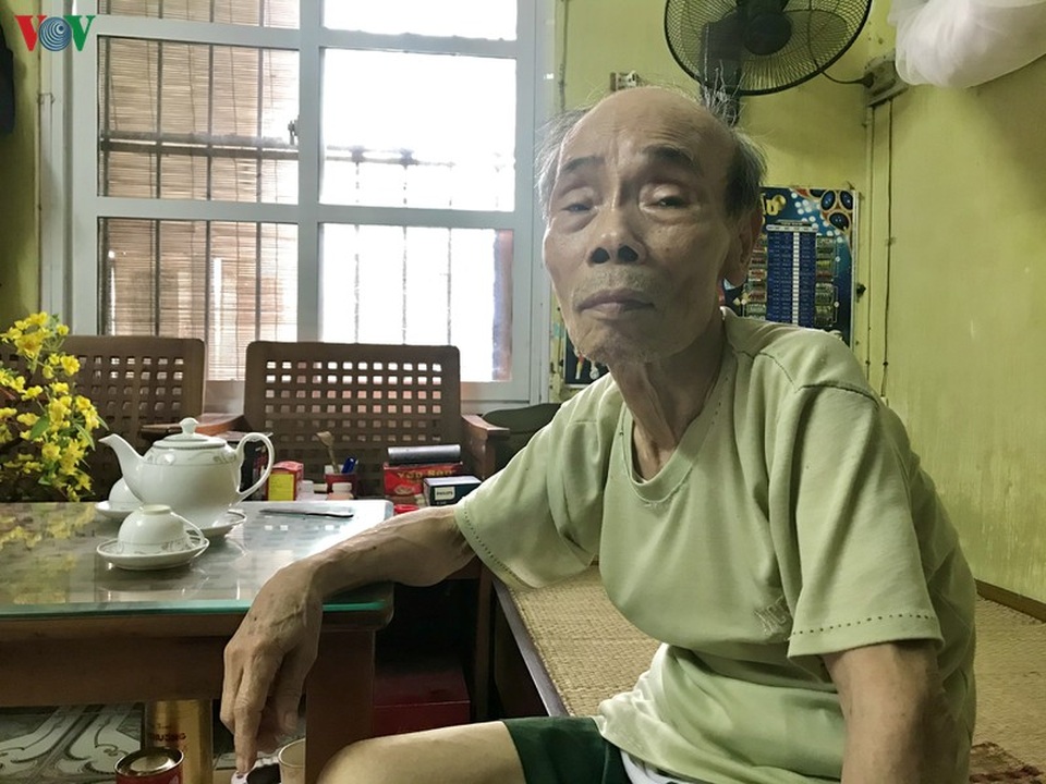 Đội nón, mặc áo mưa sống trong khu tập thể dột nát giữa Hà Nội - 5 Đội nón, mặc áo mưa sống trong khu tập thể dột nát giữa Hà Nội - 5