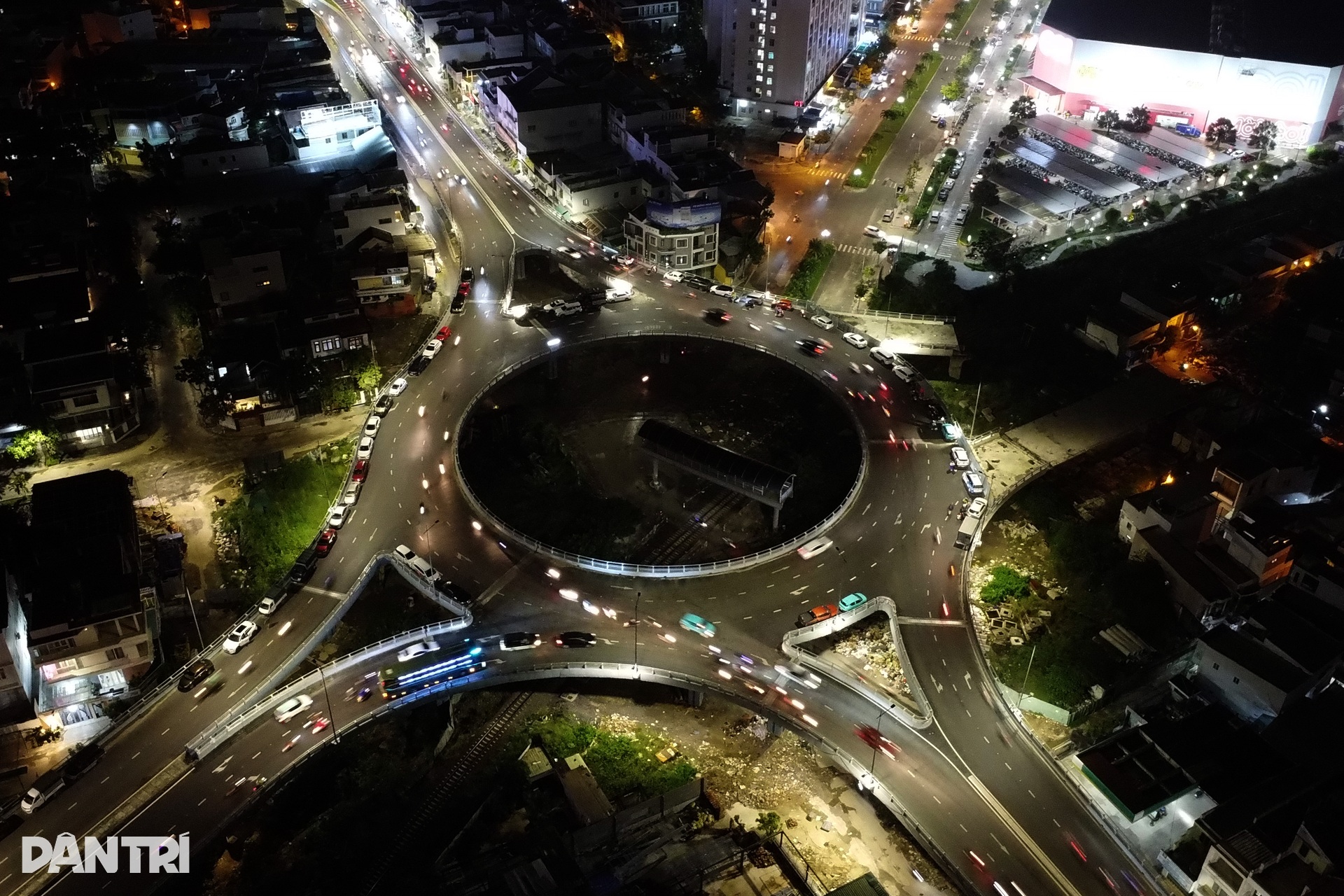 Hàng trăm ô tô lại nối đuôi nhau lên cầu tránh lũ, người đi đường bất ngờ - 1 Hàng trăm ô tô lại nối đuôi nhau lên cầu tránh lũ, người đi đường bất ngờ - 1