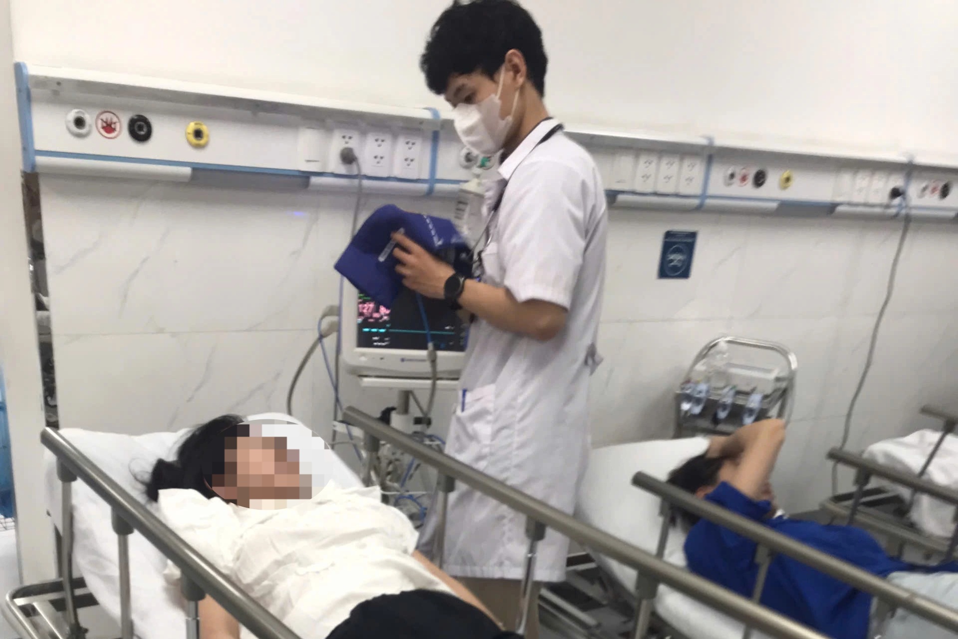 Cảnh sát PCCC kịp thời đưa bé gái bị ngất đi cấp cứu - 1