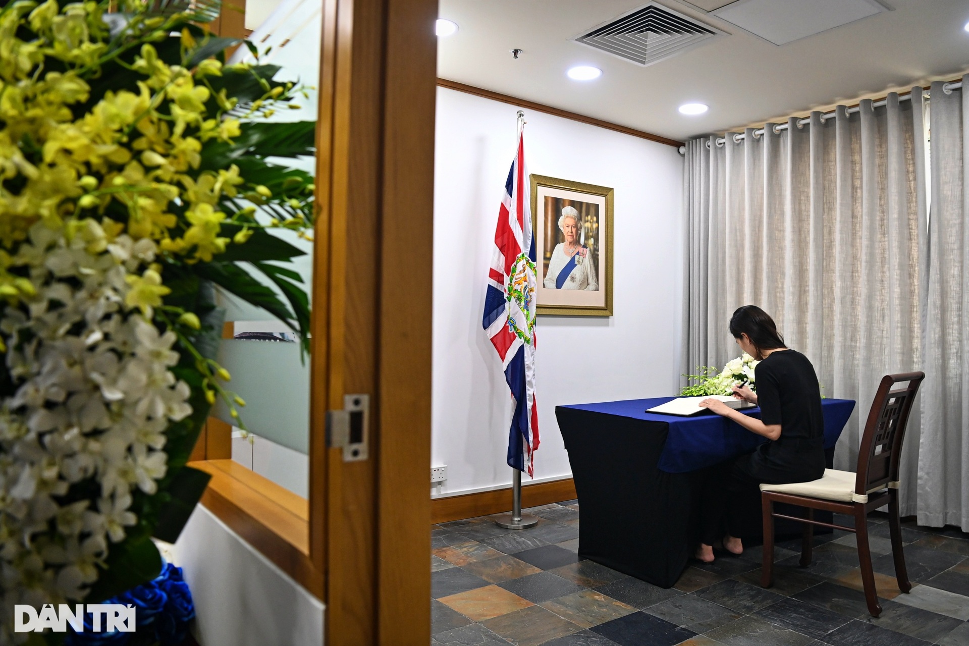 Người dân tiếc thương, viết sổ tang viếng Nữ hoàng Elizabeth II tại Hà Nội - 3 Người dân tiếc thương, viết sổ tang viếng Nữ hoàng Elizabeth II tại Hà Nội - 3