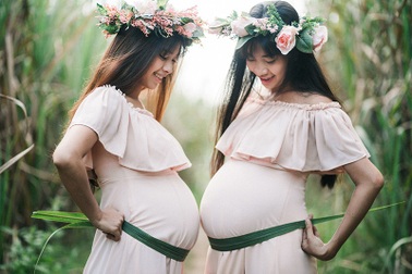 Hai chị em ruột chia sẻ niềm hạnh phúc khi cùng mang thai