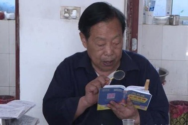 Cụ ông 85 tuổi soi kính lúp học bài, quyết tâm thi Gaokao để vào đại học