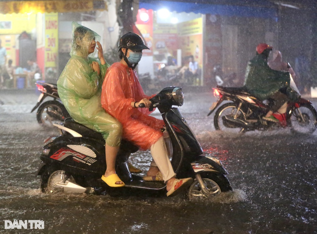 Nhiều nơi ở Hà Nội ngập trong biển nước sau cơn mưa lớn - 7 Nhiều nơi ở Hà Nội ngập trong biển nước sau cơn mưa lớn - 7